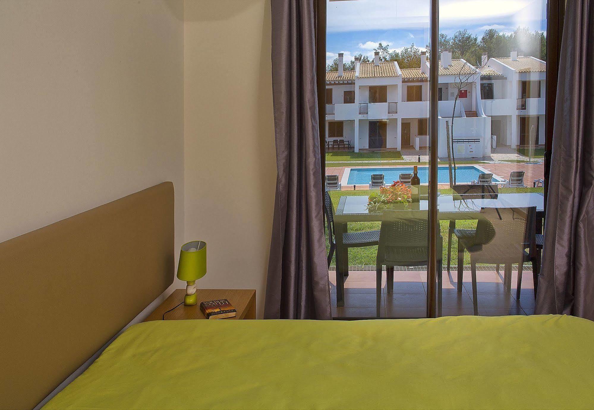 Alto Fairways Aparthotel อัลวอร์ ภายนอก รูปภาพ
